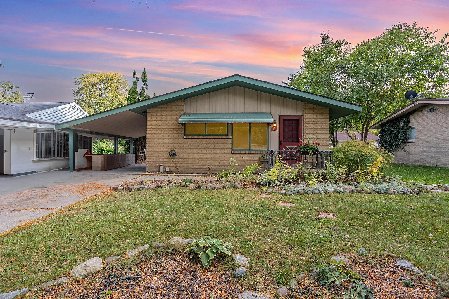 14 W Sharlear Dr photo 1