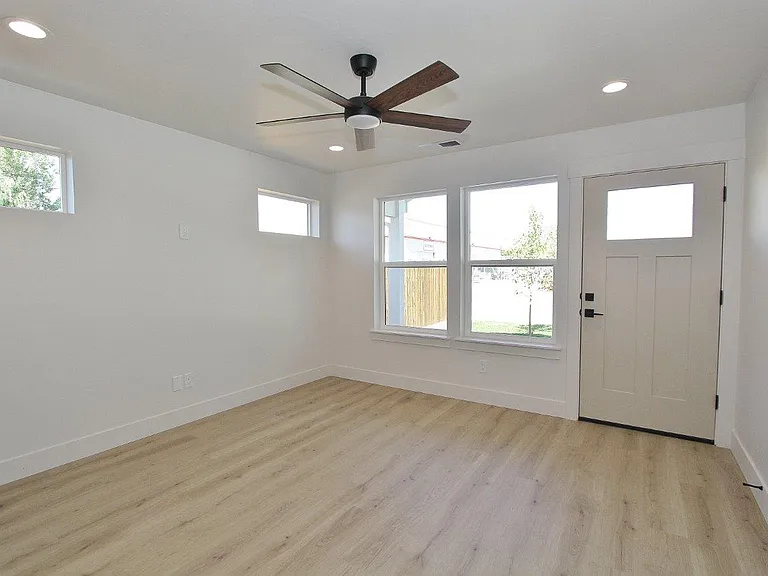 1115 S Commercial Ave #2 — Photo 20