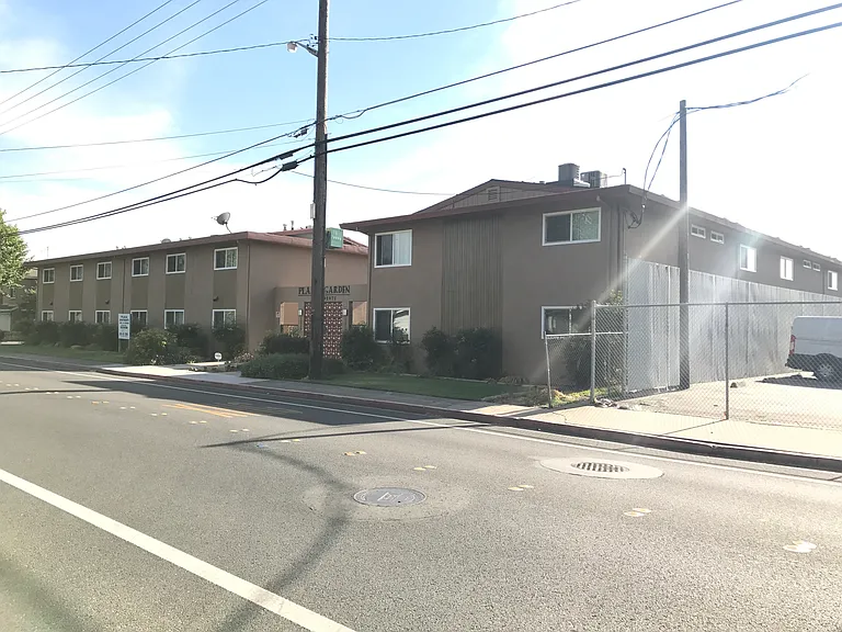 Plaza Garden Apts. — Photo 22