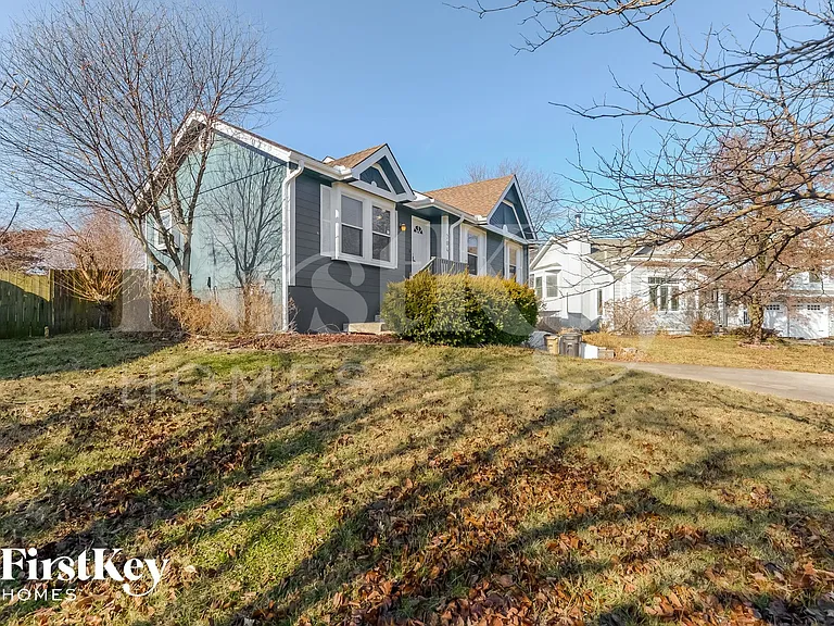 704 York Dr — Photo 2