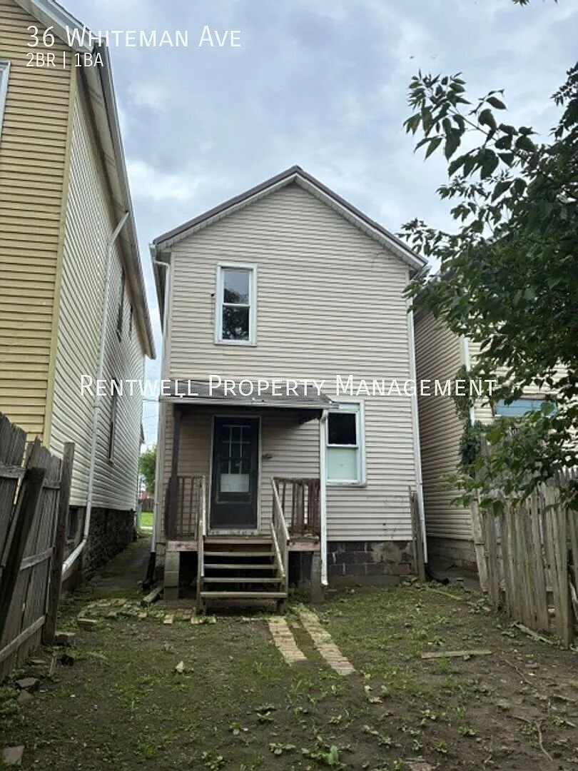 Charming 2-Bedroom Home with Front Porch & Backyard — Photo 2