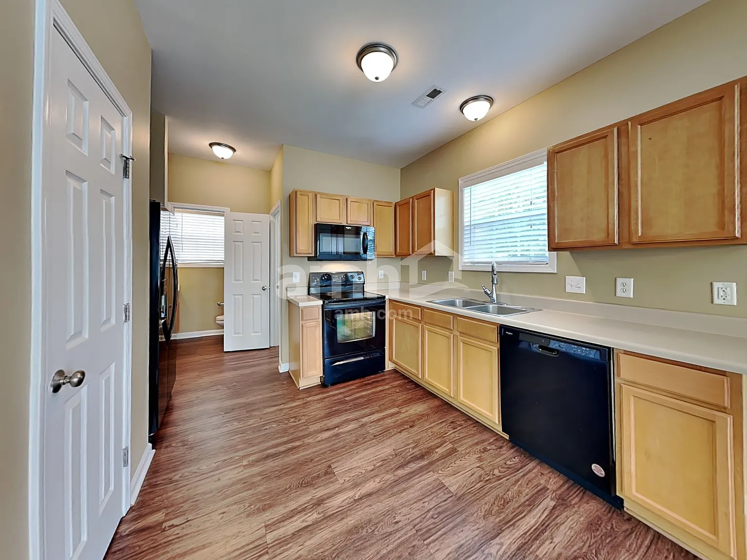 3 bed, 2.5 bath, 1728 sqft, $1,895 — Photo 3