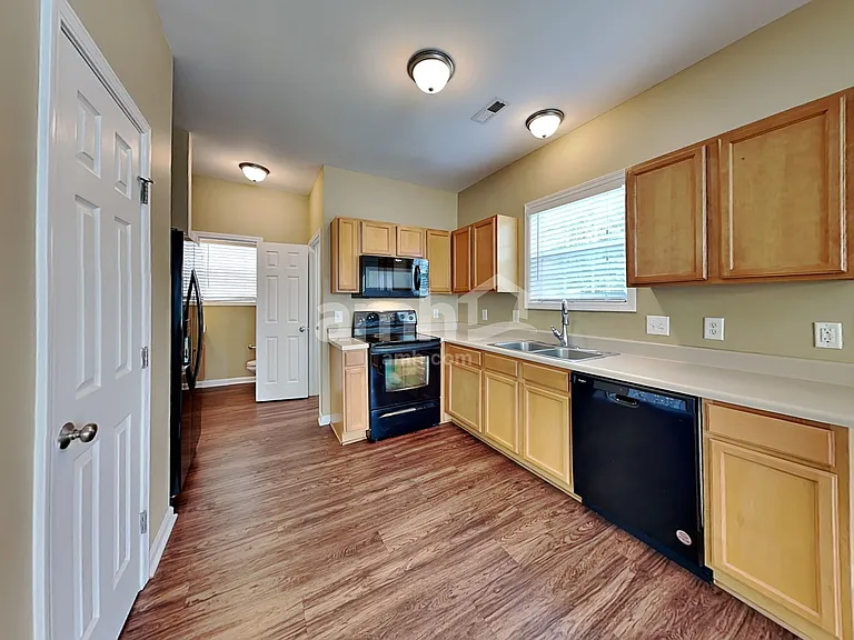 1120 Rutledge Landing Dr — Photo 3