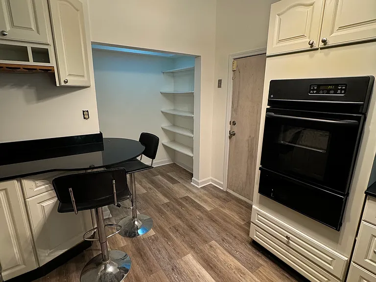 547 W Surf St #B — Photo 8