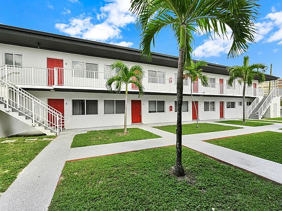 4th image of 1999 N Glades Dr #11477822