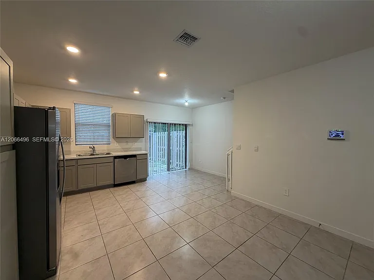 390 NE 12th St — Photo 5