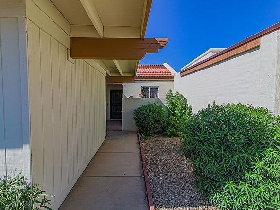 3rd image of 2406 W Voltaire Ave