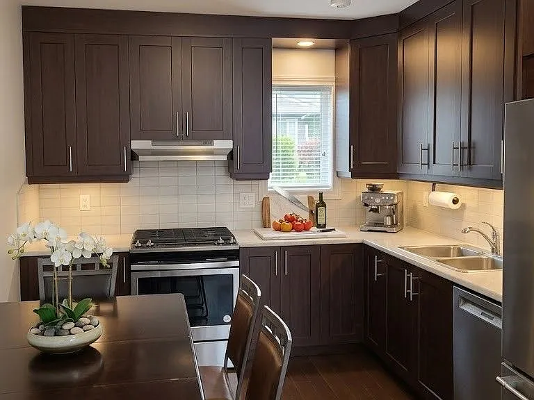 1568 Dundas St W — Photo 3