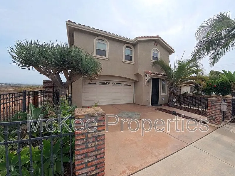 3 bed, 3.0 bath, 2303 sqft, $4,200 — Photo 2