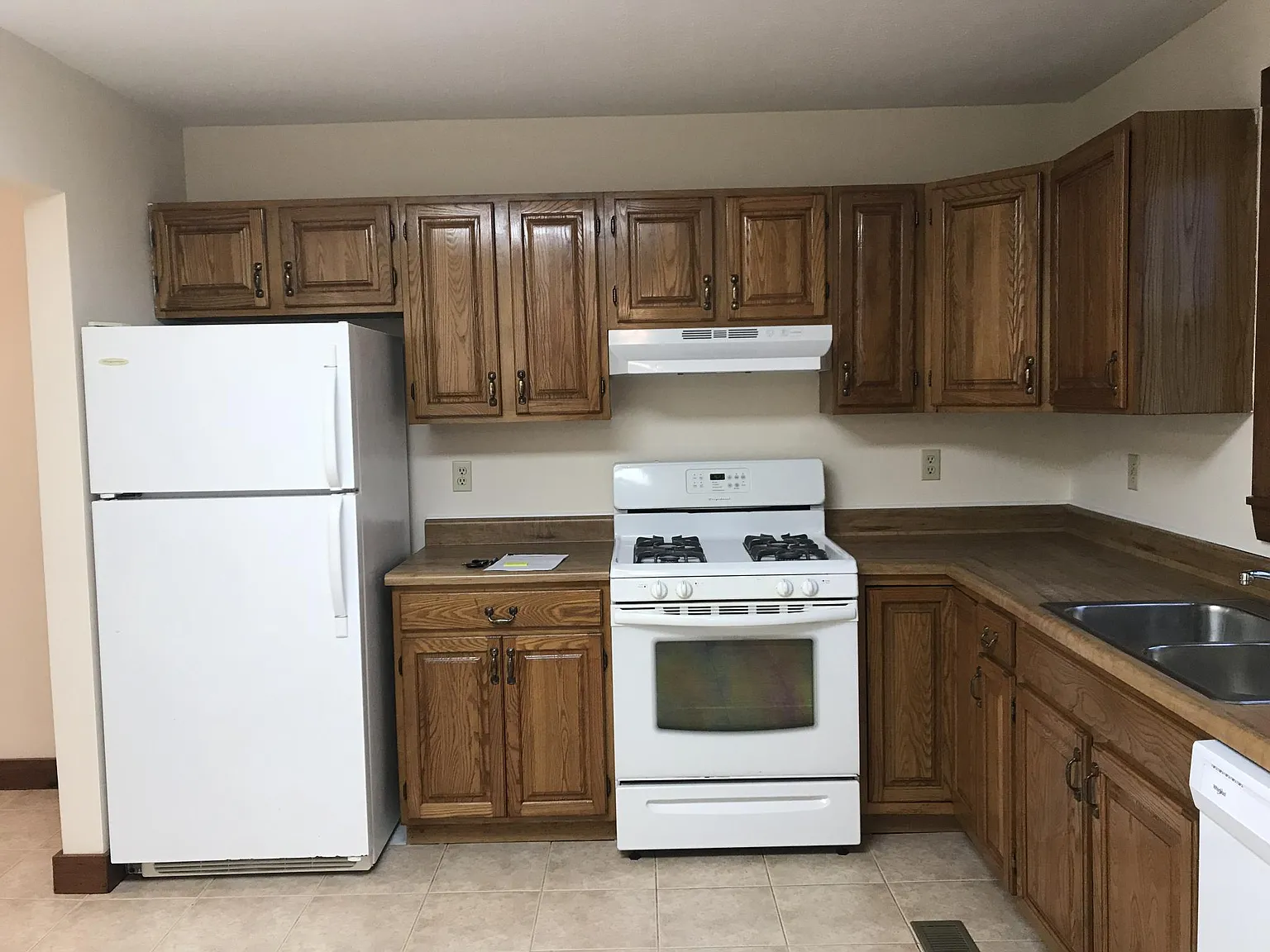 3 bed, 1.5 bath, 1250 sqft, $1,600 — Photo 3