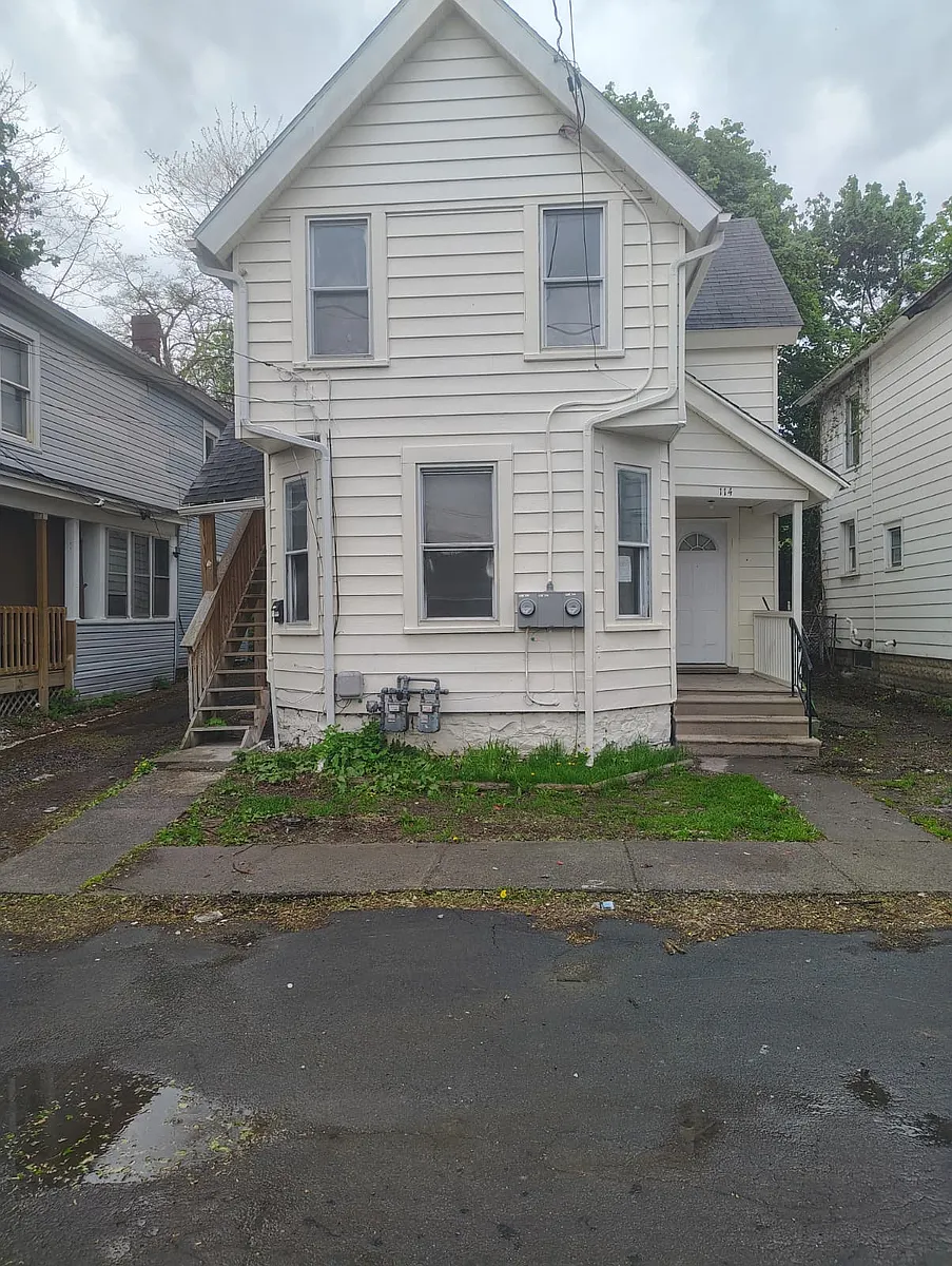 Photo 1 of 10 - 114 Coykendall Ave #2 - Syracuse, NY Primary Photo - 114 Coykendall Ave #2