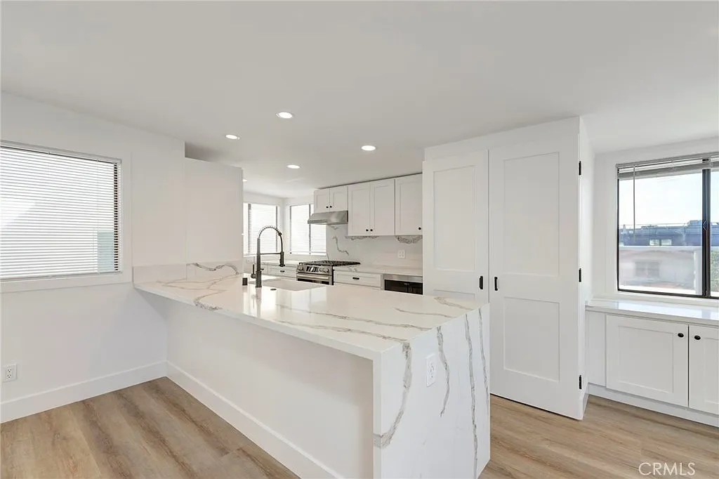 3 bed, 3.5 bath, 1800 sqft, $9,000 — Photo 2