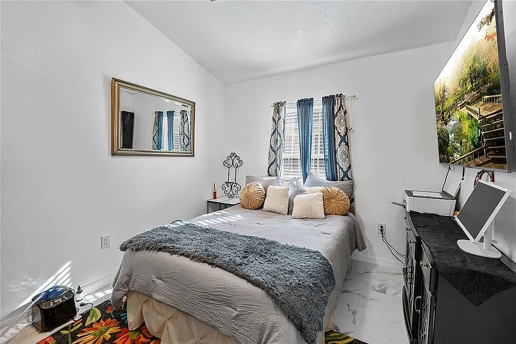 3 bed, 1855 sqft, $2,300 — Photo 1