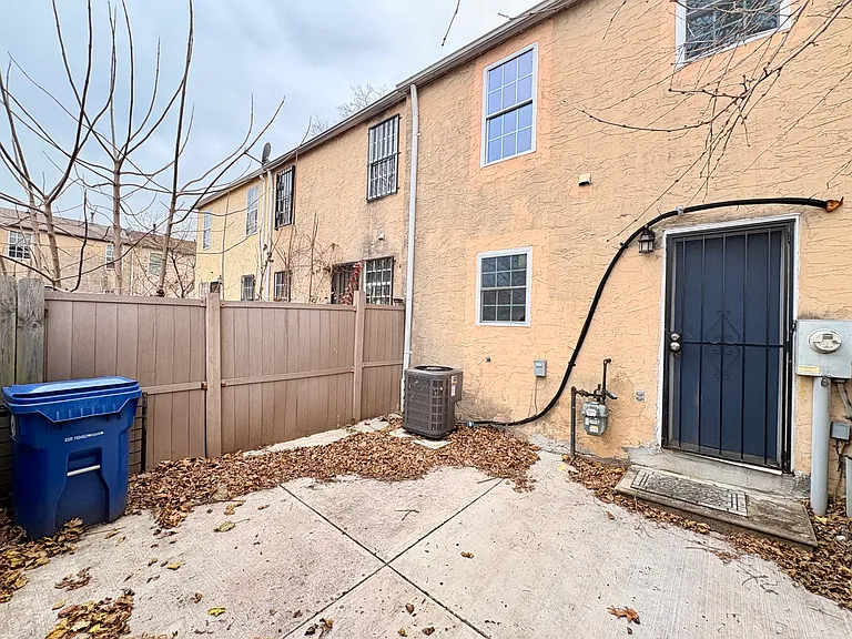 1307 E Madison St — Photo 21