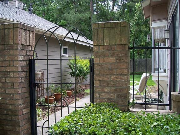 Side gate to backyard