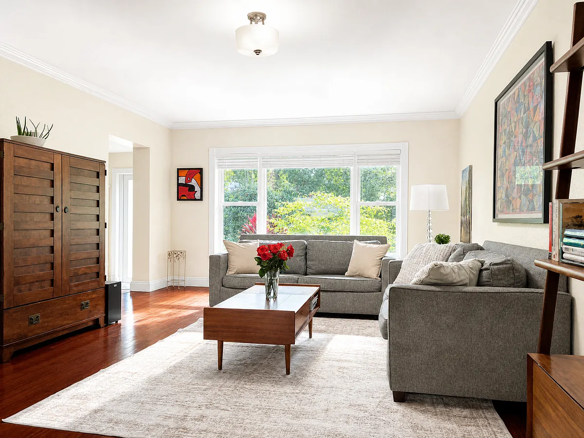 Bright living room with large picture window. - 829 Medina Ave