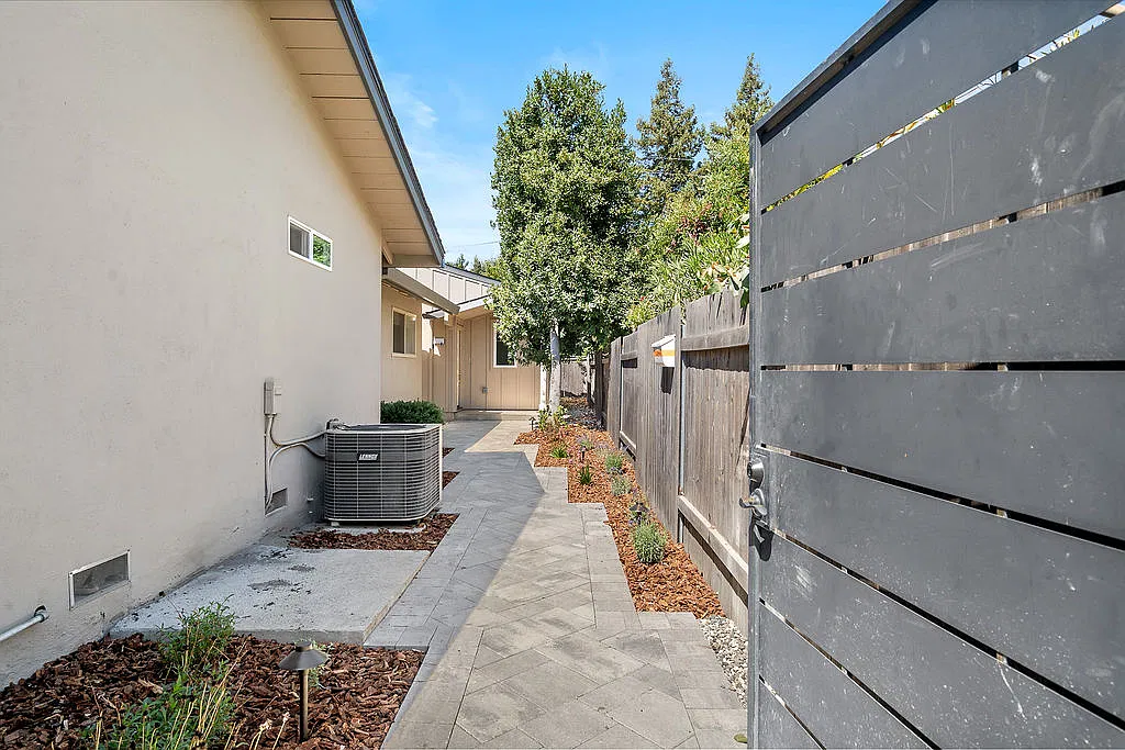 1411 Orange Ln — Photo 2