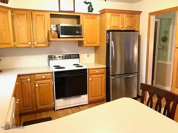 3rd image of 2554 De Laat Ave SW