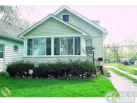 750 Laprairie St photo 1