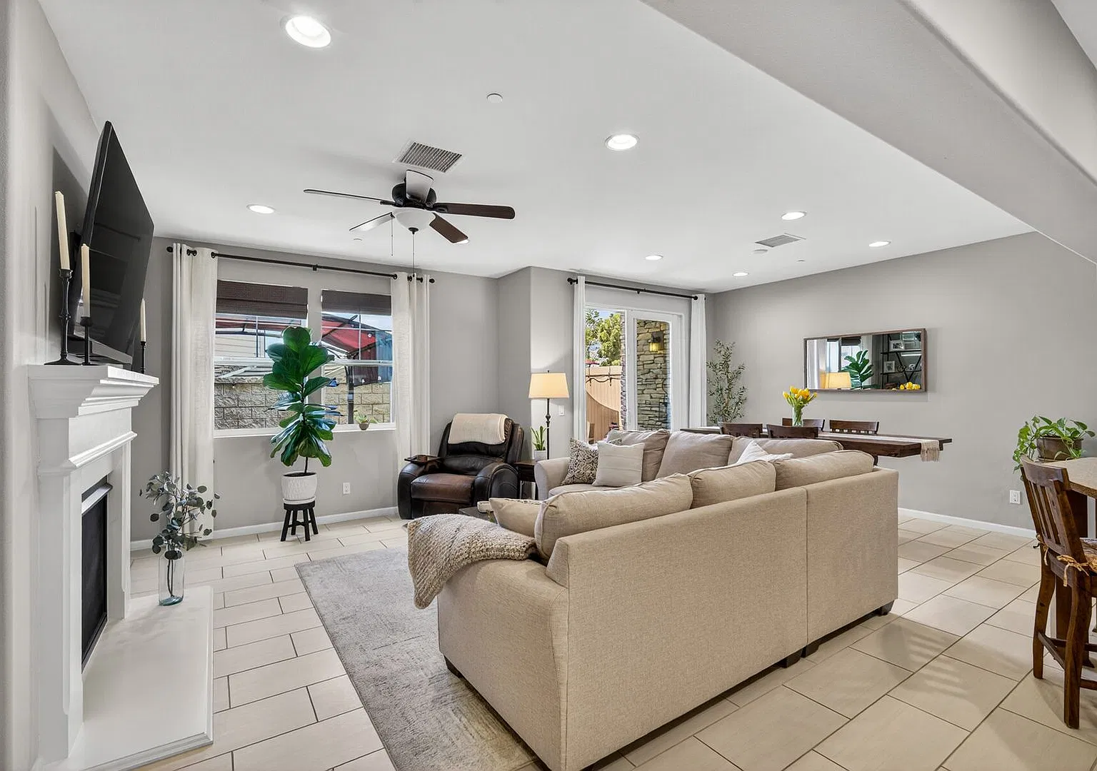 4 bedroom + Bonus Room - Luxury End-Unit Townhome with Panoramic Views — Photo 4