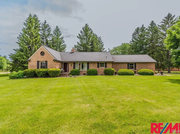 9302 Oakmont Dr, Grand Blanc, MI 48439