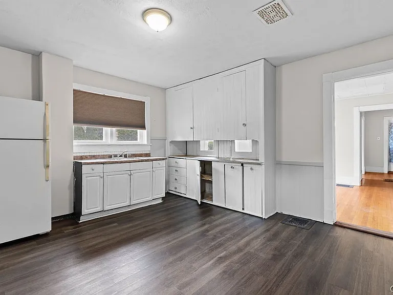 109 Center St — Photo 12
