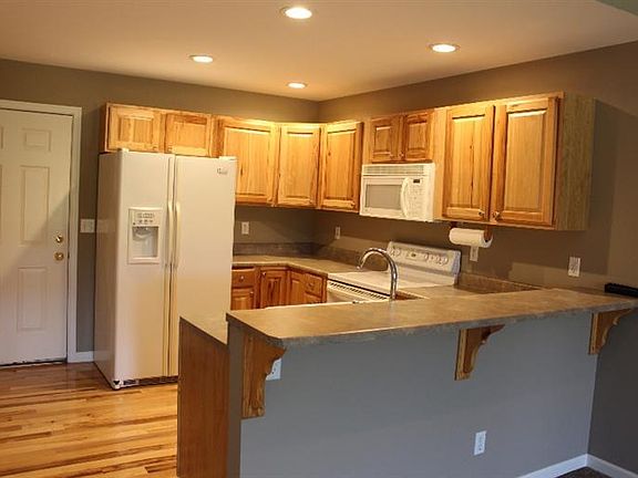 4th image of 751 Meadows Ct