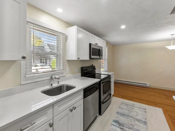 12 State Rd APT 3A, Plymouth, MA 02360