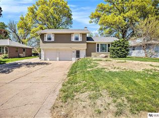 7610 Parker St, Omaha, NE 68114