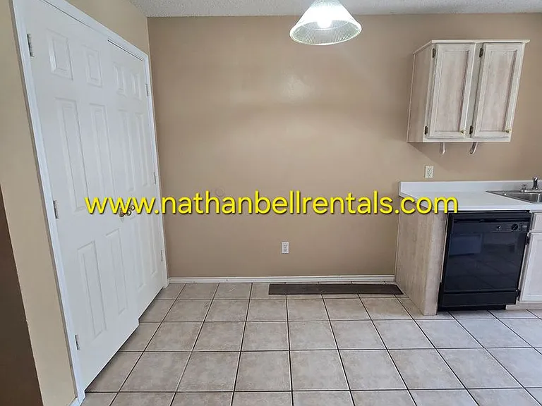 544 Kirkland Ln — Photo 3