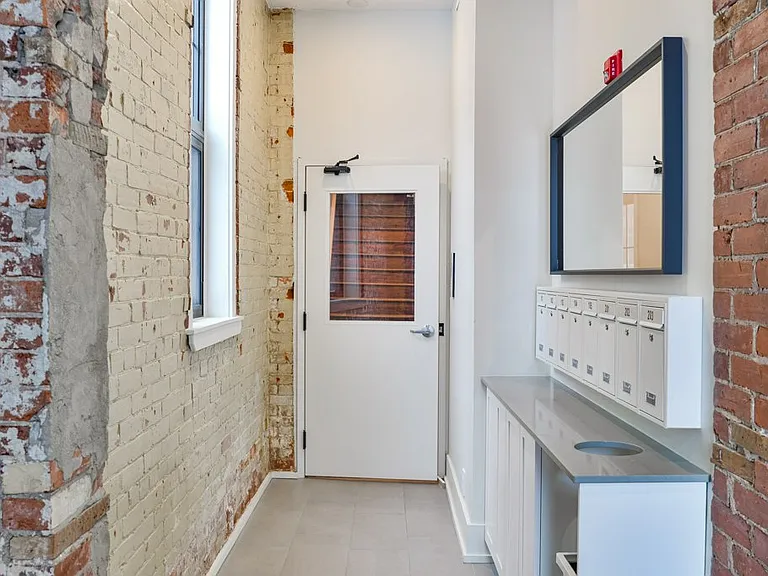27 Peter St N #102 — Photo 4