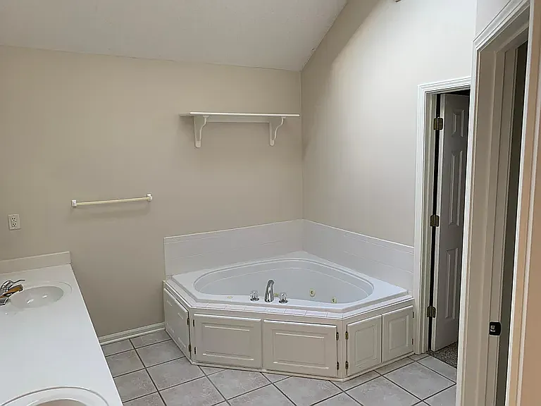 13300 Forest Oaks Dr — Photo 3