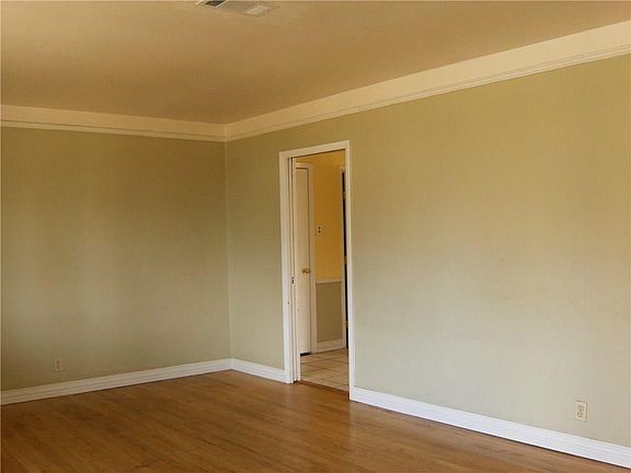3rd image of 824 Elizabeth Dr