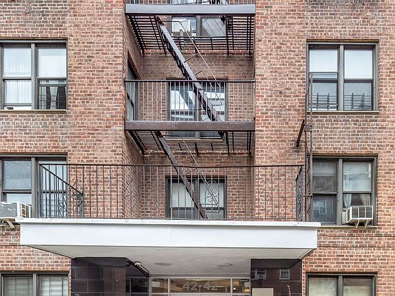 5th image of 4242 80th St APT 6M