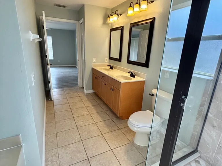 1405 Trafalgar Pkwy — Photo 34