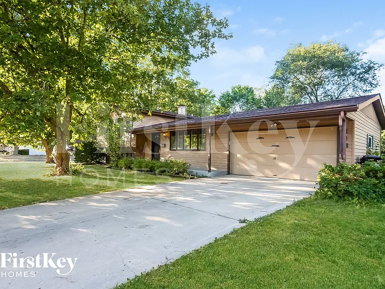 148 Berkshire Dr — Photo 2