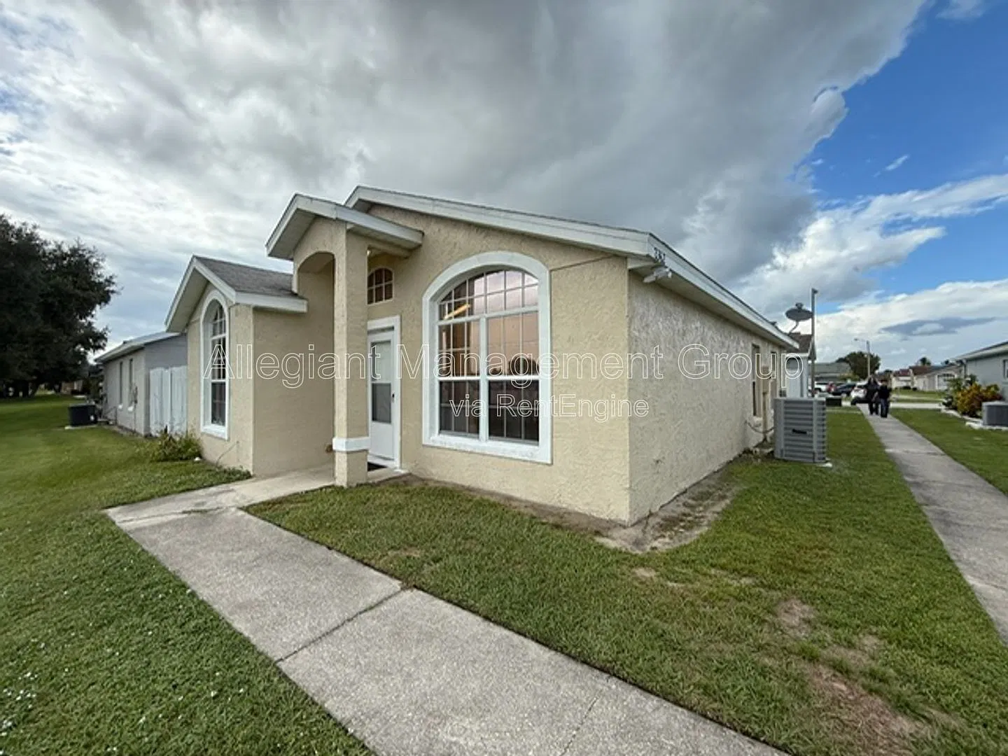3 bed, 2.0 bath, 1210 sqft, $1,799 — Photo 1
