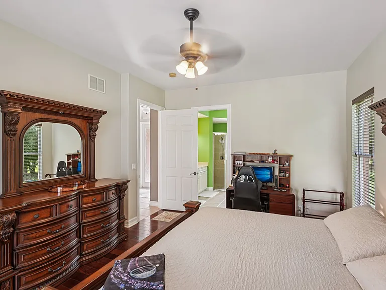 2621 Golden Gate Blvd W — Photo 21