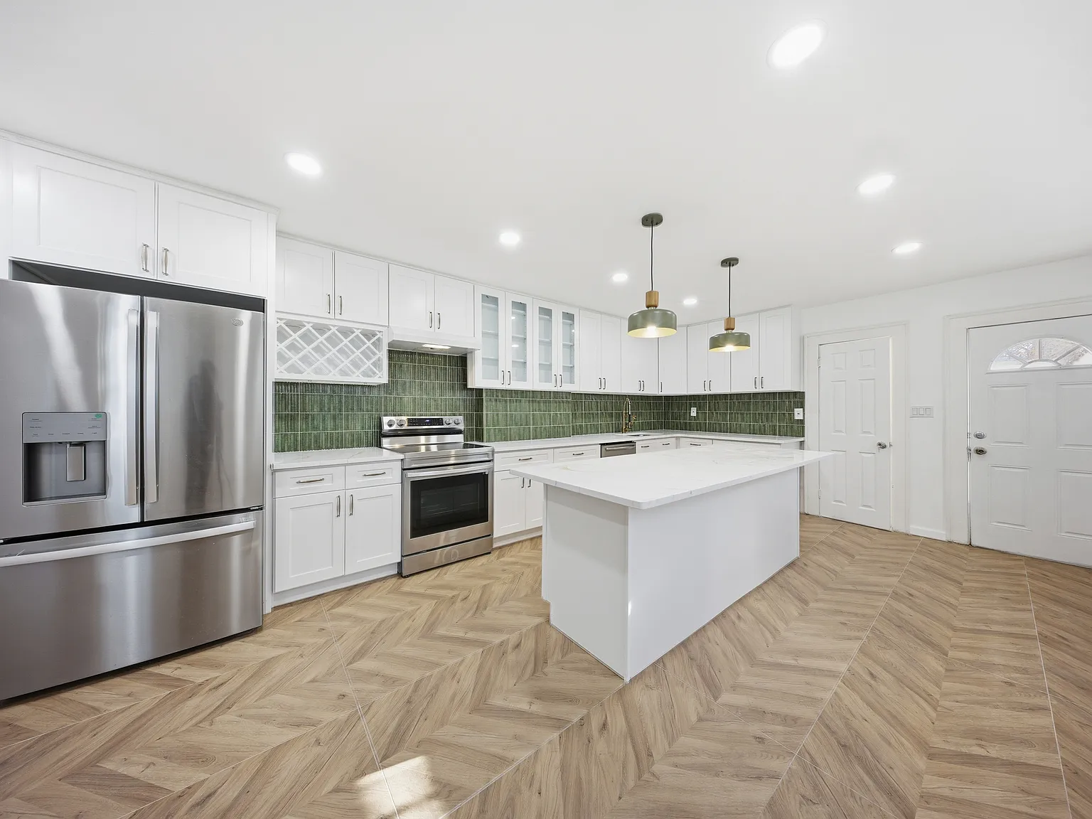5 bed, 2.5 bath, 1800 sqft, $2,200 — Photo 3