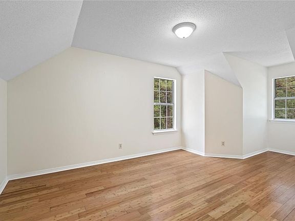 3rd image of 232 Bayview Dr
