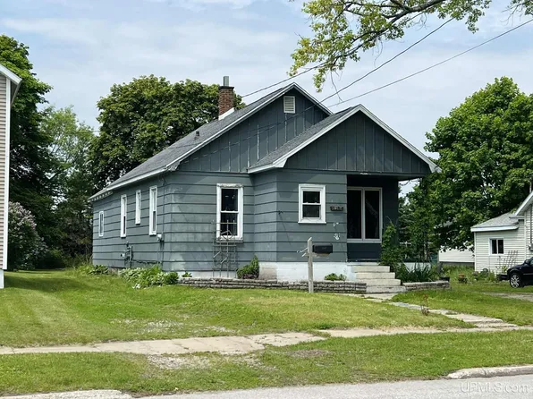 228 Schoolcraft Ave, Manistique, MI 49854