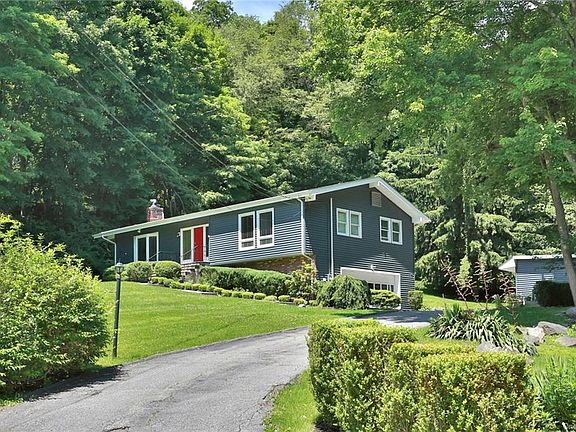 3rd image of 32 Brookwood Rd