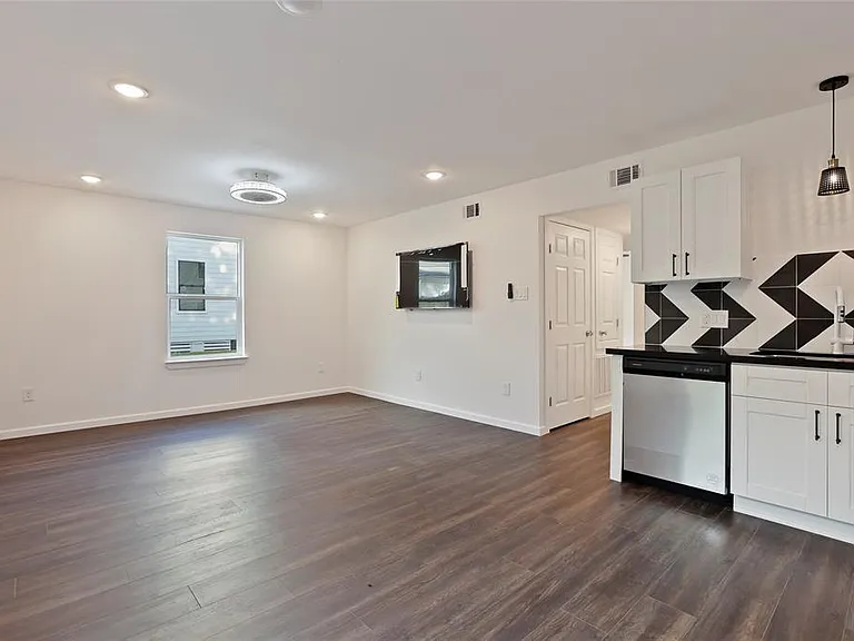 310 Delmar St #D — Photo 11