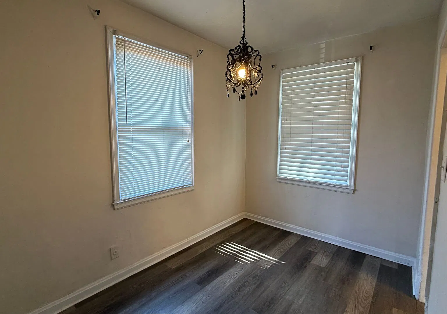 Affordable 2 Bed / 1 Bath Available Now Prime Location Across from Stanton College Preparatory! — Photo 4