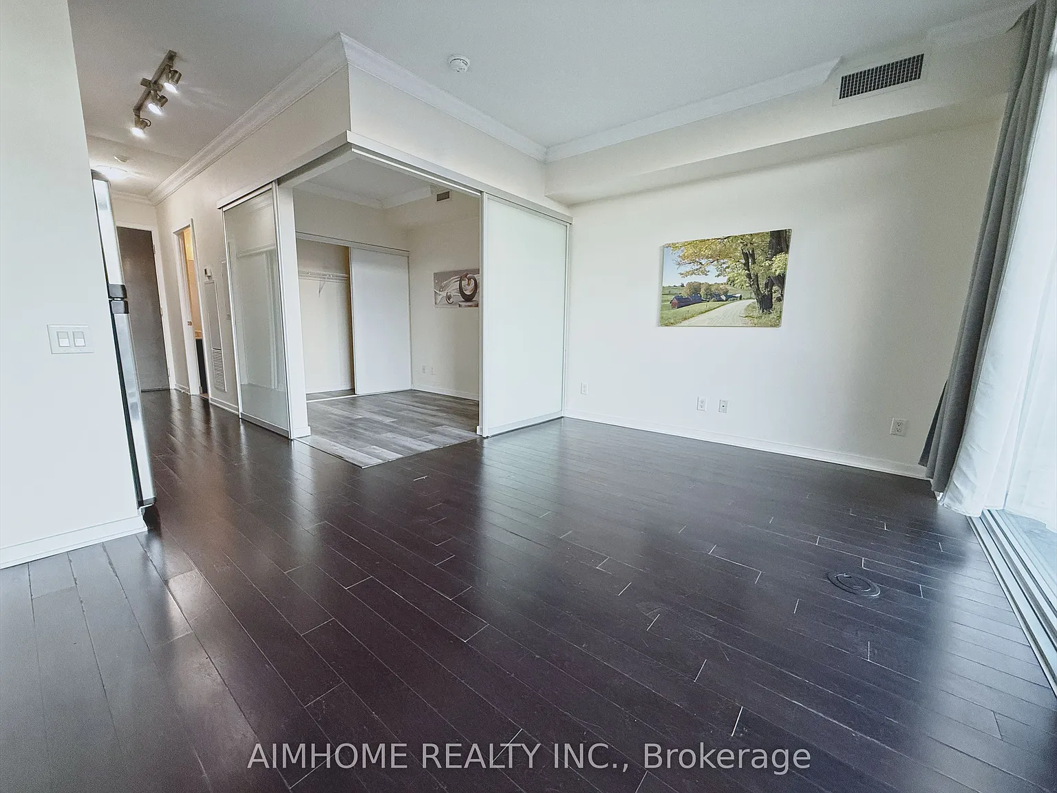 105 The Queensway — Photo 2