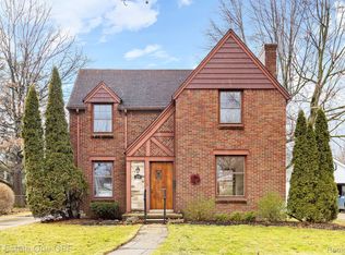 879 Roslyn Rd, Grosse Pointe Woods, MI 48236