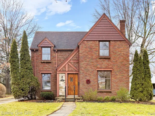 879 Roslyn Rd, Grosse Pointe Woods, MI 48236