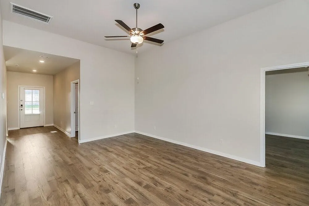 3 bed, 2.0 bath, 1366 sqft, $1,895 — Photo 4