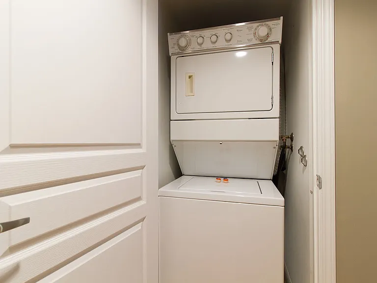 140 Simcoe St — Photo 15