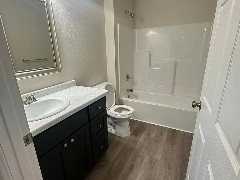 402 Brock Ave — Photo 5